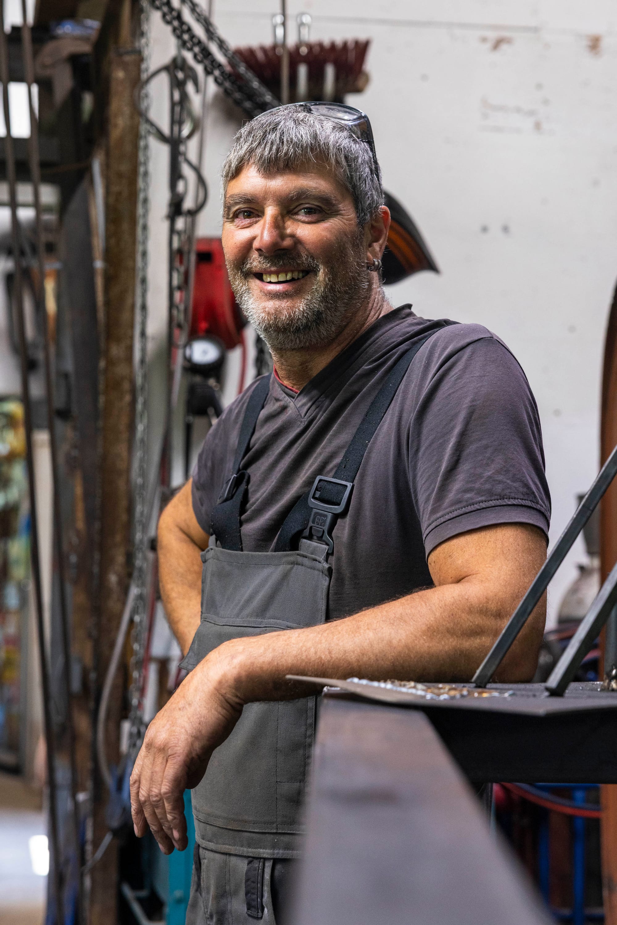 Portrait d'Eric Tops, dans son atelier Mon Paradis en Fer à l'entrée de Sallanches